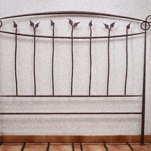 Cabecero con adornos de hojas